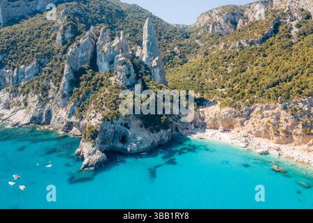 Blick aus der Vogelperspektive auf den Strand Cala Goloritze, Sardinien, Italien Stockfoto