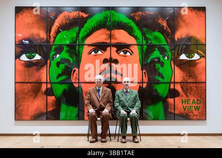 London, Großbritannien. Mai 2025. LONDON, VEREINIGTES KÖNIGREICH - 14. MAI 2025: Die Künstler Gilbert Prousch (R) und George Passmore aus dem kollaborativen Kunstduo Gilbert & George posieren mit ihrem Kunstwerk „Head View“ während eines Fotoaufrufs im Gilbert & George Centre für „DEATH HOPE LIFE FEAR…“ Ausstellung in London, Großbritannien am 14. Mai 2025. Die Ausstellung, die am 16. Mai eröffnet wird, präsentiert 18 Bilder von Gilbert & George, die sich über die Jahre 1984 bis 1998 erstrecken, eine erstaunlich fruchtbare Zeit für die Künstler. (Foto: Wiktor Szymanowicz/NurPhoto) Credit: NurPhoto SRL/Alamy Live News Stockfoto