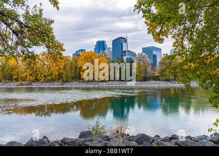 Prince's Island Park Herbstlaub Landschaft. Bow River Bank, Downtown Calgary, Alberta, Kanada. Stockfoto