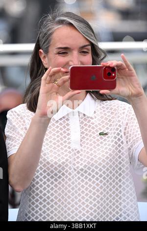 Cannes, Frankreich. Mai 2025. Amélie Bonnin nimmt am Fotogespräch „Leave One Day“ Teil, Teil des 78. Filmfestivals von Cannes, Palais des Festivals. Quelle: Doug Peters/EMPICS/Alamy Live News Stockfoto