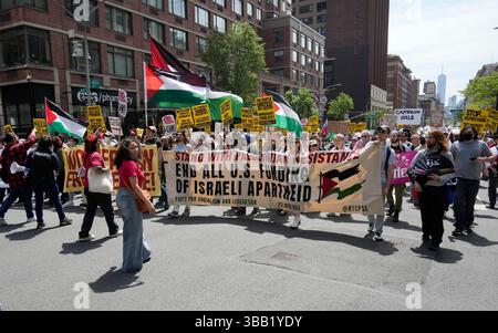 Aktivisten marschieren die Sixth Avenue in Chelsea in New York hinauf und protestieren gegen die Trump-Präsidentschaft und andere Themen wie den israelisch-palästinensischen Konflikt am 1. Mai 2025. (© Richard B. Levine) Stockfoto