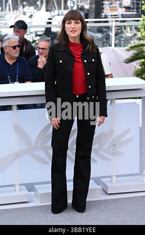 Cannes, Frankreich. Mai 2025. Juliette Armanet nimmt an der Fotokonferenz „Leave One Day“ Teil, die Teil des 78. Filmfestivals in Cannes ist. Quelle: Doug Peters/EMPICS/Alamy Live News Stockfoto