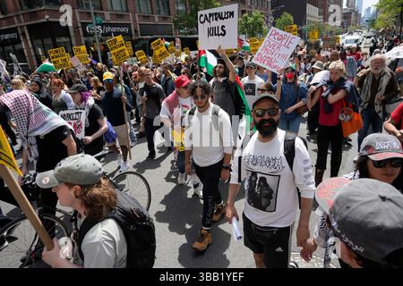 Aktivisten marschieren die Sixth Avenue in Chelsea in New York hinauf und protestieren gegen die Trump-Präsidentschaft und andere Themen wie den israelisch-palästinensischen Konflikt am 1. Mai 2025. (© Richard B. Levine) Stockfoto