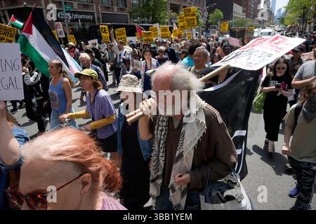 Aktivisten marschieren die Sixth Avenue in Chelsea in New York hinauf und protestieren gegen die Trump-Präsidentschaft und andere Themen wie den israelisch-palästinensischen Konflikt am 1. Mai 2025. (© Richard B. Levine) Stockfoto