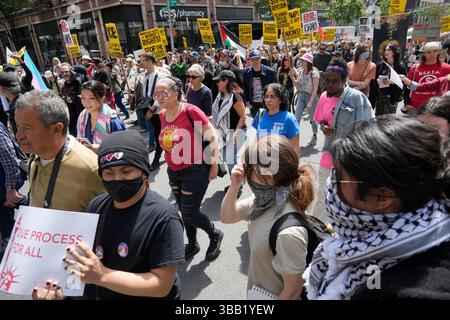 Aktivisten marschieren die Sixth Avenue in Chelsea in New York hinauf und protestieren gegen die Trump-Präsidentschaft und andere Themen wie den israelisch-palästinensischen Konflikt am 1. Mai 2025. (© Richard B. Levine) Stockfoto