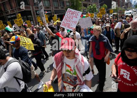 Aktivisten marschieren die Sixth Avenue in Chelsea in New York hinauf und protestieren gegen die Trump-Präsidentschaft und andere Themen wie den israelisch-palästinensischen Konflikt am 1. Mai 2025. (© Richard B. Levine) Stockfoto