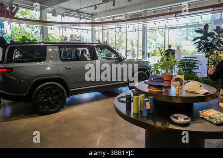 Fans von Rivian Elektrofahrzeugen bei der Wiedereröffnung von Rivian Spaces im Meatpacking District in New York am Samstag, den 10. Mai 2025. Rivian gestaltete ihren Raum neu, um ihn harmonischer mit dem darüber liegenden Highline Park zu gestalten. (© Richard B. Levine) Stockfoto