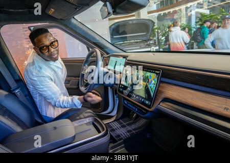 Fans von Rivian Elektrofahrzeugen bei der Wiedereröffnung von Rivian Spaces im Meatpacking District in New York am Samstag, den 10. Mai 2025. Rivian gestaltete ihren Raum neu, um ihn harmonischer mit dem darüber liegenden Highline Park zu gestalten. (© Richard B. Levine) Stockfoto