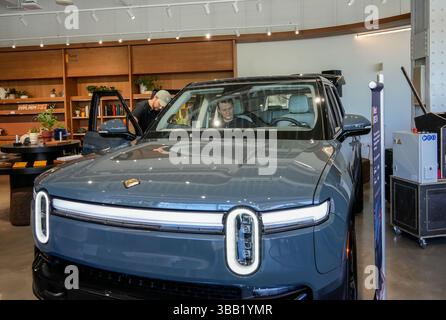 Fans von Rivian Elektrofahrzeugen bei der Wiedereröffnung von Rivian Spaces im Meatpacking District in New York am Samstag, den 10. Mai 2025. Rivian gestaltete ihren Raum neu, um ihn harmonischer mit dem darüber liegenden Highline Park zu gestalten. (© Richard B. Levine) Stockfoto