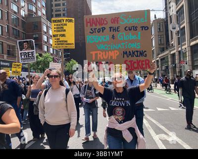 Aktivisten marschieren die Sixth Avenue in Chelsea in New York hinauf und protestieren gegen die Trump-Präsidentschaft und andere Themen wie den israelisch-palästinensischen Konflikt am 1. Mai 2025. (© Frances M. Roberts) Stockfoto