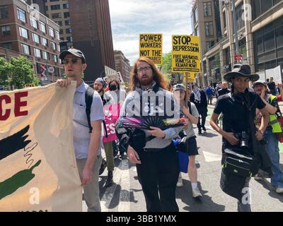 Aktivisten marschieren die Sixth Avenue in Chelsea in New York hinauf und protestieren gegen die Trump-Präsidentschaft und andere Themen wie den israelisch-palästinensischen Konflikt am 1. Mai 2025. (© Frances M. Roberts) Stockfoto