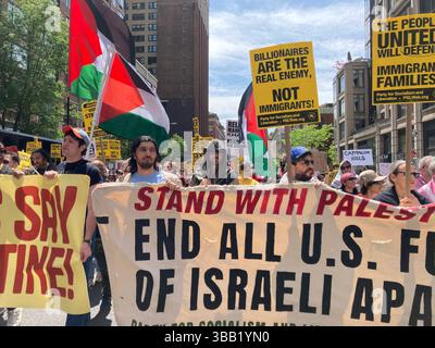 Aktivisten marschieren die Sixth Avenue in Chelsea in New York hinauf und protestieren gegen die Trump-Präsidentschaft und andere Themen wie den israelisch-palästinensischen Konflikt am 1. Mai 2025. (© Frances M. Roberts) Stockfoto