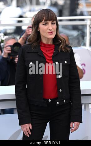 Cannes, Frankreich. Mai 2025. Juliette Armanet nimmt an der Fotokonferenz „Leave One Day“ Teil, die Teil des 78. Filmfestivals in Cannes ist. Quelle: Doug Peters/EMPICS/Alamy Live News Stockfoto