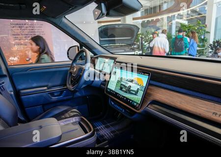 Fans von Rivian Elektrofahrzeugen bei der Wiedereröffnung von Rivian Spaces im Meatpacking District in New York am Samstag, den 10. Mai 2025. Rivian gestaltete ihren Raum neu, um ihn harmonischer mit dem darüber liegenden Highline Park zu gestalten. (© Richard B. Levine) Stockfoto