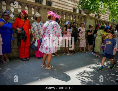Frauen stehen am Muttertag in New York am Sonntag, den 11. Mai 2025 in der Nähe des Bryant Park in ihrer Putzkunst an. Der Muttertag wurde erstmals 1908 in den USA gefeiert, wobei Anna Jarvis eine Kampagne initiierte, um den Tag zu einem anerkannten Feiertag zu machen, die 1914 mit der Unterzeichnung einer Proklamation von Pr. Woodrow Wilson stattfand. (© Richard B. Levine) Stockfoto