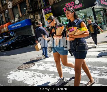 Tagesaktivitäten in Midtown Manhattan in New York am Sonntag, 11. Mai 2025 MotherÕs. Der Muttertag wurde erstmals 1908 in den USA gefeiert, wobei Anna Jarvis eine Kampagne initiierte, um den Tag zu einem anerkannten Feiertag zu machen, die 1914 mit der Unterzeichnung einer Proklamation von Pr. Woodrow Wilson stattfand. (© Richard B. Levine) Stockfoto