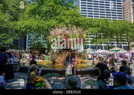 Tagesaktivitäten im Bryant Park Midtown Manhattan in New York am Sonntag, 11. Mai 2025 MotherÕs. Der Muttertag wurde erstmals 1908 in den USA gefeiert, wobei Anna Jarvis eine Kampagne initiierte, um den Tag zu einem anerkannten Feiertag zu machen, die 1914 mit der Unterzeichnung einer Proklamation von Pr. Woodrow Wilson stattfand. (© Richard B. Levine) Stockfoto