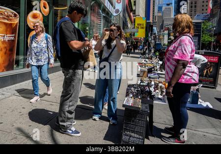 Touristen kaufen am Sonntag, den 11. Mai 2025, eine Sonnenbrille von einem illegalen Händler am Broadway in Midtown Manhattan in New York. (© Richard B. Levine) Stockfoto