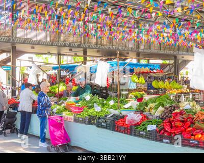 Spanien, der überdachte Markt von Figueras: Obst und Gemüse zum Verkauf bei Mercado de La Fruta Y La Verdura. Stockfoto