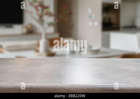 Leeres Holzküche-Modell, Produkthintergrund. Holztisch auf Marmor, verschwommene Innenausstattung. Moderne Küche im Stil, Restaurant und Restaurant Stockfoto