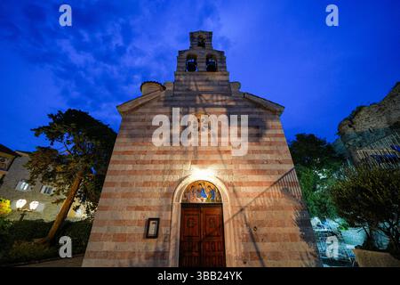 Heilige Dreifaltigkeitskirche bei Nacht in der Altstadt von Budva an der Adriaküste in Montenegro Stockfoto