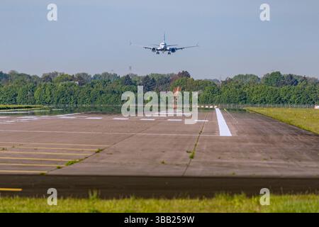 Flugzeug im Anflug, Flughafen DUS Stockfoto