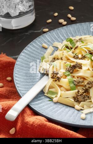Glutenfreie Tagliatelle mit Pesto-Sauce Stockfoto