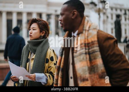 Urbane Szene mit zwei modischen Individuen im Freien an einem Wintertag Stockfoto