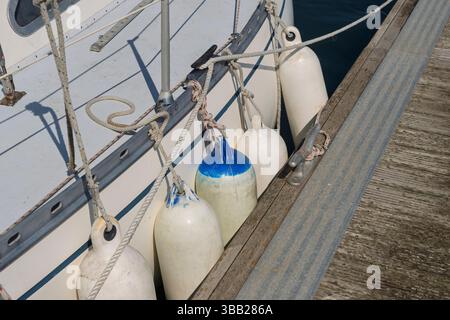 Segelboot mit Kotflügeln zum Schutz vor dem Dock, wenn es vertäut ist Stockfoto