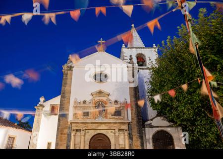 Portugal, Region Oeste, Óbidos, die Kirche St. Maria (Igreja de Santa Maria de Óbidos) bei Nacht Stockfoto