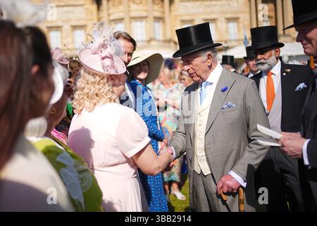 König Karl III. Trifft auf die Education and Skills Garden Party im Londoner Buckingham Palace. Bilddatum: Mittwoch, 14. Mai 2025. Stockfoto