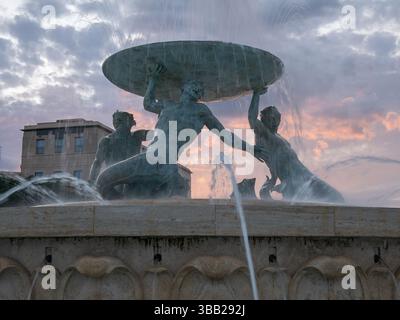 Statuen des Triton-Brunnens mit Sonnenuntergang in Valletta Stockfoto