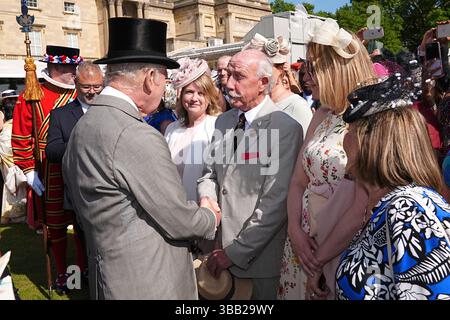 König Karl III. Trifft auf die Education and Skills Garden Party im Londoner Buckingham Palace. Bilddatum: Mittwoch, 14. Mai 2025. Stockfoto