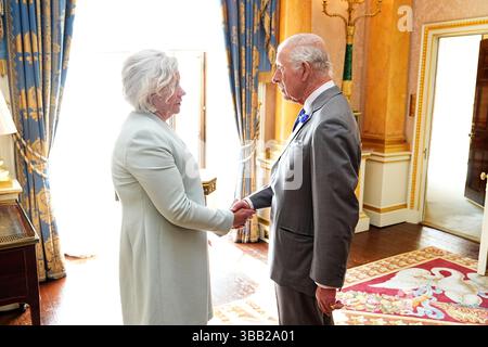 König Karl III. Hält eine Audienz mit Black Rod, Sarah Clarke, im Buckingham Palace in London. Bilddatum: Mittwoch, 14. Mai 2025. Stockfoto