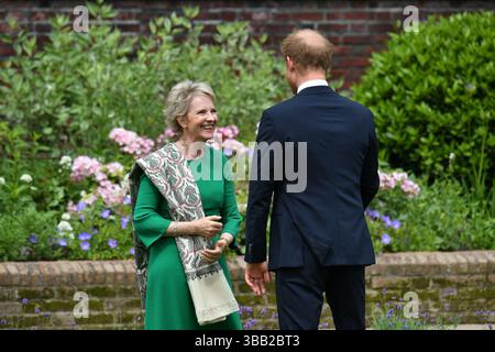 Dateifoto vom 7/2021 des Duke of Sussex begrüßt Julia Samuel, die Gründerin von Child Bereavement UK, vor der Enthüllung einer Statue seiner Mutter Diana, Prinzessin von Wales, im Sunken Garden im Kensington Palace, London. Der Prinz von Wales beschrieb Trauer als „den schlimmsten Schmerz, den ein Kind oder ein Elternteil jemals ertragen wird“, als er die Fusion zweier führender Kindertrauerorganisationen unterstützte. Child Bereavement UK, dessen Schirmherr der Prinz ist, soll sich mit Winstons Wunsch verbünden, wie am Mittwoch bekannt gegeben wurde. Ausgabedatum: Mittwoch, 14. Mai 2025. Stockfoto