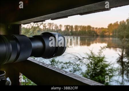 Beobachtungshütte im Naturschutzgebiet Biseller Insel bei Xanten, Auenlandschaft am Altrhein, Rückzugsgebiet für viele Tierarten - Xanten, Nordrhein-Westfalen, Deutschland *** Aussichtshütte im Naturschutzgebiet Bislicher Insel bei Xanten, Auenlandschaft am Altrhein, Rückzugsgebiet für viele Tierarten Xanten, Nordrhein-Westfalen, Deutschland Stockfoto