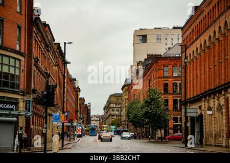 Oxford Road, Manchester, Großbritannien - 11.16.2024: Charmante rote Backsteingebäude in Manchester mit einer Mischung aus klassischer und moderner urbaner Architektur. Stockfoto