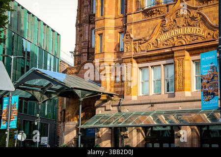Berühmtes historisches Wahrzeichen, reich geschmückte edwardianische Architektur von Manchester's Midland Hotel mit blaugrünen Fenstern, detaillierten Steinmetzwerken und Vintage-Schildern Stockfoto