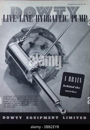 Originalwerbung aus dem Jahr 1943 von der Flugzeugzeitschrift für Dowty Equipment Limited, in der die Dowty Live-Line Hydraulikpumpe vorgestellt wird. Das Design betont den technologischen Fortschritt mit dem Slogan „Ein Gehirn hinter dem Service“, der Automatisierung und Druckregelung hervorhebt. Dieser historische britische Werbespot spiegelt die Innovation der Flugzeughydraulik wider. Vom 23. April 1943. Stockfoto