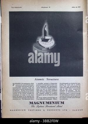 Original 1943 Werbung für Magnuminium, das leichteste strukturelle Metall, in der Flugzeugzeitschrift vom 23. April 1943. Der Werbespot hebt die Rolle des Magnesiumgießens in der Atomstrukturforschung und Röntgenkristallographie hervor und zeigt fortgeschrittene metallurgische Anwendungen in Kriegszeiten. Die von Magnesium Castings & Products Ltd, Slough, produzierte Anzeige vereint Wissenschaft und Industrie in einem visuell symbolischen Format aus wissenschaftlichen Instrumenten und rotierenden Goniometerköpfen. Stockfoto