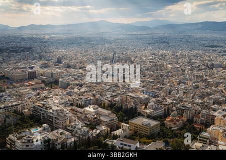 Athen in Griechenland an einem sonnigen Tag von oben betrachtet. Blick auf die Skyline der Stadt, die Metropole und die Stadt. Stockfoto
