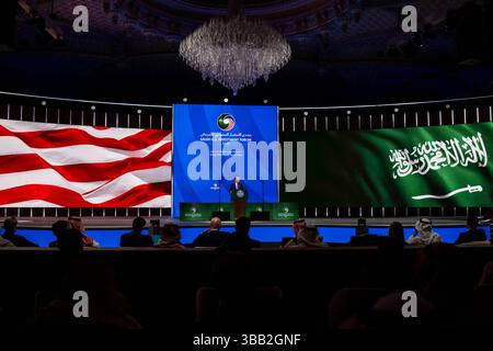 Riad, Saudi-Arabien. Mai 2025. US-Präsident Donald Trump, spricht an die Saudi-amerikanischen Investment Forum im King Abdulaziz International Conference Center, 13. Mai 2025 in Riad, Saudi-Arabien. Quelle: Handout/Foto Des Weißen Hauses/Alamy Live News Stockfoto