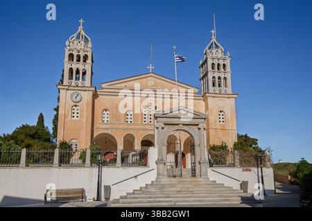 Die Kirche von Agia Triada (Heilige Dreifaltigkeit) im Dorf Lefkes auf der Insel Paros in Griechenland unter einem klaren blauen Himmel an einem sonnigen Tag. Stockfoto