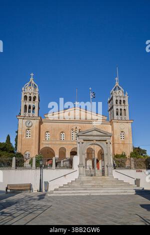 Die Kirche von Agia Triada (Heilige Dreifaltigkeit) im Dorf Lefkes auf der Insel Paros in Griechenland unter einem klaren blauen Himmel an einem sonnigen Tag. Stockfoto