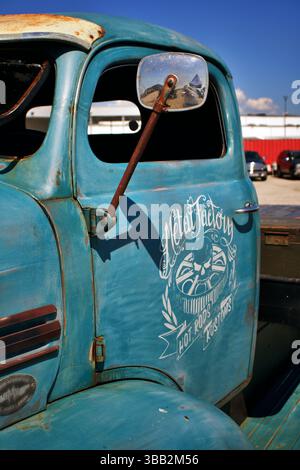Rustikale Patina auf klassischem blauem Pickup mit Custom Metal Factory Logo Stockfoto