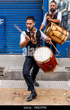 Argentinische Straßenunterhalter Treten Im La Boca District In Buenos Aires, Argentinien Auf. Stockfoto