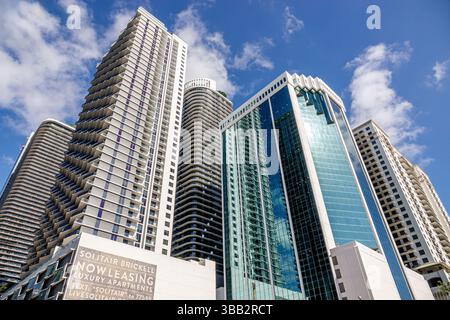Miami Florida, Brickell Financial District, Blick von SW 1st Avenue, Solitaire Brickell Wohnhochhaus, Panoramaturm, geschwungene Balkone, angrenzendes Re Stockfoto