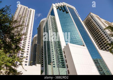 Miami Florida, Brickell Financial District, Blick von SW 1st Avenue, hohe Wohn- und Geschäftsgebäude, Büroturm mit reflektierendem Glas fa Stockfoto