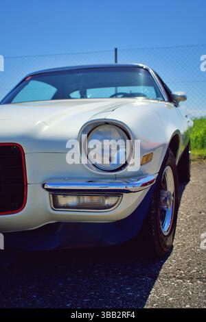 Classic White Chevrolet Camaro, Vorderansicht mit verchromtem Stoßfänger und rundem Scheinwerfer an einem sonnigen Tag Stockfoto
