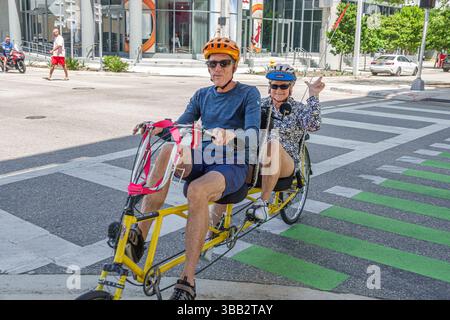Miami Florida, Brickell Financial District, SW 1st Avenue, die Unterlinie, Senior Paar Mann Frau Tandem Fahrrad fahren zusammen, Helme Sonnenbrillen aktiv Stockfoto